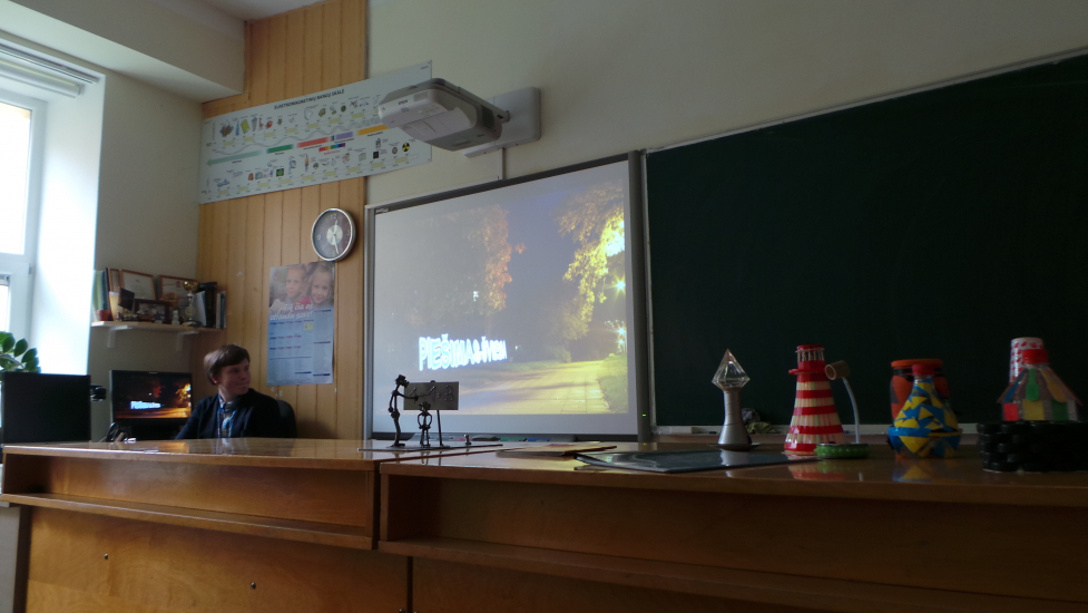 Foto iš archyvo. Piešimas šviesa-2015 Mindaugas Mikalavičius konferenc Janonio gimnazijoje
