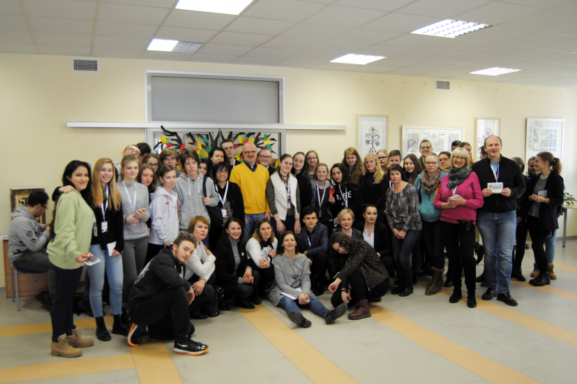 Parodos atidaryme dalyvauja ir svečiai tarptautinio projekto  Erasmus+ be-well@school.eu iš Lenkijos, Italijos ir Vokietijos. Pirmoje eilėje (trčia iš kairės) gimnazijos direktorė Jūratė Kaščiuškienė
"Saulėtekio" gimnazijos paroda-akcija miesto bibliotekoje. Gimnazijos mokinių darbai atvirukuose-dovana bendruomenei Lietuvos nepriklausomybės atkūrimui 100 ir gimnazijai-40
