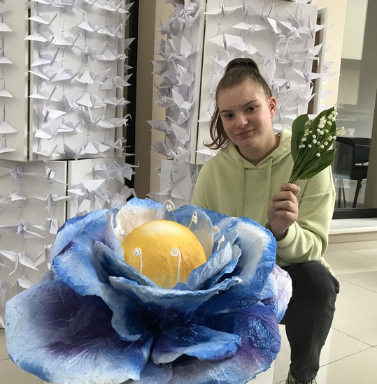 Eglė Liseckaitė  su darbu "Išminties gėlė"   2022
Popieriaus plastika
